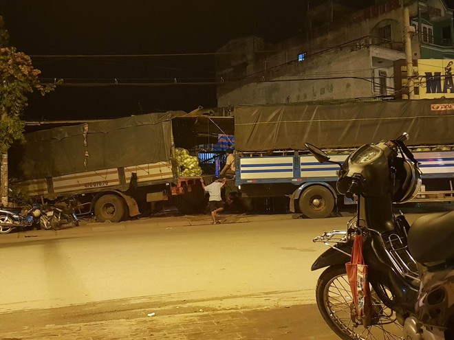 Tr&aacute;nh xe m&aacute;y vượt đ&egrave;n đỏ, xe tải mất l&aacute;i đ&acirc;m sập tường ng&ocirc;i ch&ugrave;a ở S&agrave;i G&ograve;n - Ảnh 2.