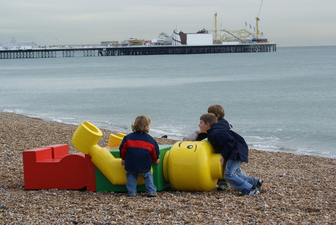 Đi tìm lời giải cho bí ẩn những bức tượng Lego khổng lồ dạt biển - Ảnh 3.