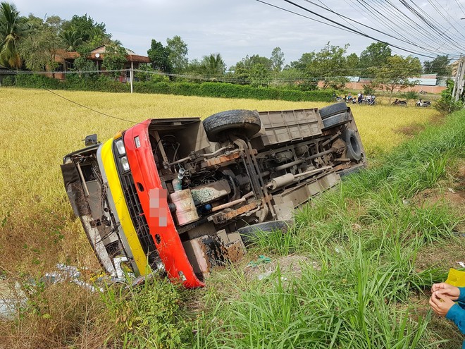 Long An: Tránh xe máy, xe buýt lật xuống ruộng khiến hơn 20 người thương vong - Ảnh 1.