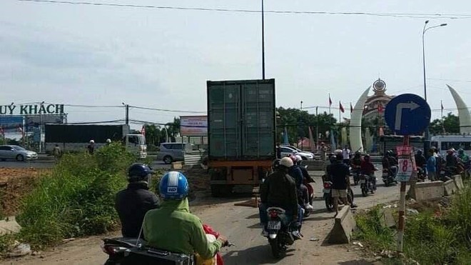 TP. HCM: Container mất thắng cuốn 2 thanh niên vào gầm xe, 1 người tử vong tại chỗ - Ảnh 2.