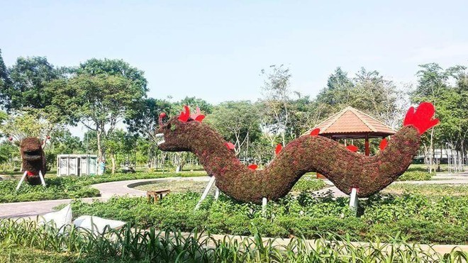 M&ocirc; h&igrave;nh rồng trang tr&iacute; c&oacute; h&igrave;nh d&aacute;ng k&igrave; lạ ở Đồng Th&aacute;p g&acirc;y x&ocirc;n xao - Ảnh 4.