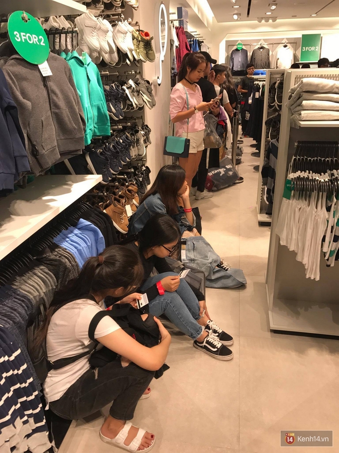 H&M mở cửa đón khách: Đông tới nỗi bên ngoài kẹt cứng, bên trong loạn lạc - Ảnh 26.