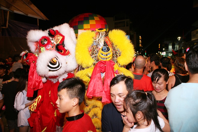 Huế: Hàng nghìn người dân và du khách ùn ùn đổ về 2 phố đi bộ khu Phố Tây” ngày khai trương - Ảnh 6.