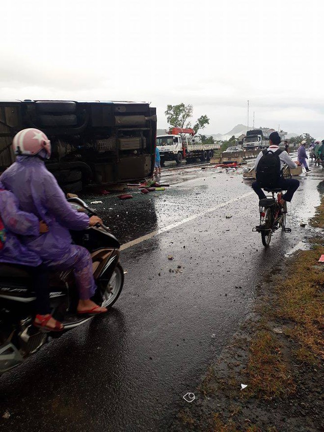 Khánh Hòa: Xe khách mất lái đâm vào dải phân cách lật giữa đường khiến 3 người bị thương - Ảnh 4.