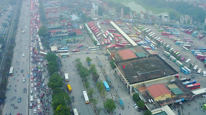 Đường phố Sài Gòn và Hà Nội đông đúc sau ngày làm việc cuối cùng trong năm 2017 - Ảnh 31.