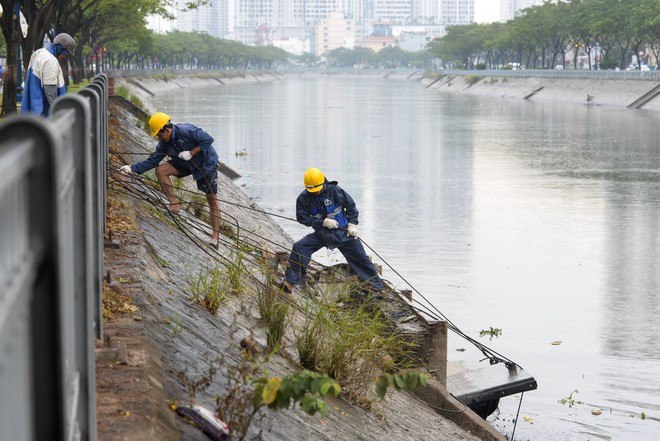 Ảnh hưởng của bão Tembin gây mưa rào và gió giật, người Sài Gòn co ro trong cái lạnh 21 độ C - Ảnh 18.