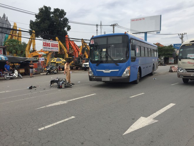 Hung thần xe bu&yacute;t t&ocirc;ng 2 người bị thương nặng tr&ecirc;n đường phố - Ảnh 1.