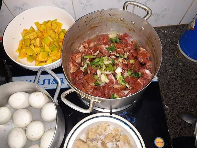 D&acirc;n mạng lại tranh c&atilde;i với thực đơn qu&aacute; sang chảnh của ch&uacute; ch&oacute; Alaska - Ảnh 2.