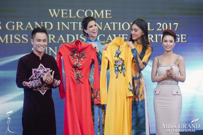 Hoa hậu Hòa bình Quốc tế 2017 người Peru bất ngờ diện áo dài Việt Nam để đón Giáng Sinh - Ảnh 4.
