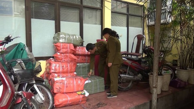 Hà Nội: Phát hiện 1 tấn bao bì nghi làm giả nhãn hiệu các hãng bột ngọt, bột canh nổi tiếng - Ảnh 1.