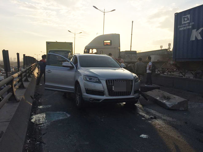 TP. HCM: Xe container húc bay dải phân cách, nhiều khối bê tông văng trúng xe hiệu Audi - Ảnh 2.