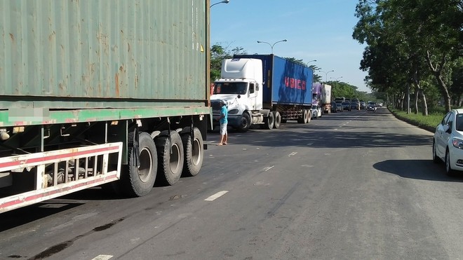 TP. HCM: Xe container lao vào dòng phương tiện đang dừng đèn đỏ gây tai nạn liên hoàn, 2 người trọng thương - Ảnh 3.