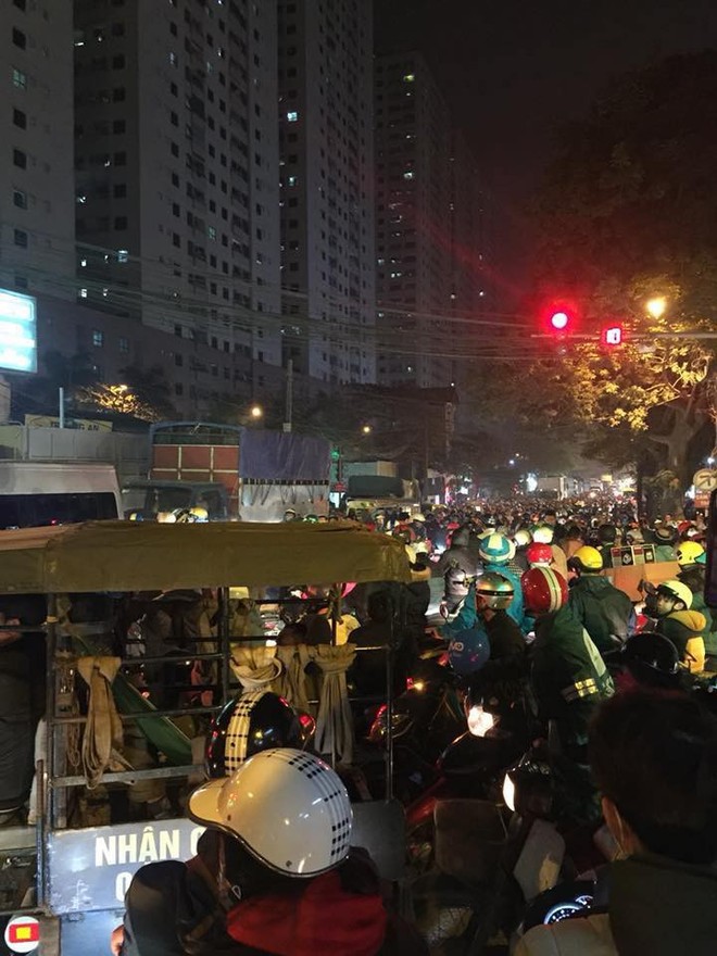 Tắc đường kinh hoàng tại Hà Nội: Người dân chôn chân tại chỗ gần 2h đồng hồ vẫn chưa về tới nhà - Ảnh 10.