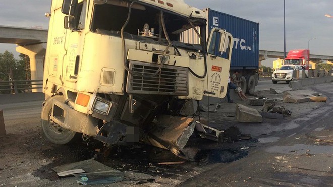 TP. HCM: Xe container húc bay dải phân cách, nhiều khối bê tông văng trúng xe hiệu Audi - Ảnh 1.