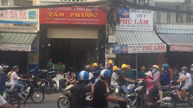 Rơi biển quảng cáo ở Sài Gòn, 3 công nhân bị bỏng nặng do phóng điện - Ảnh 2.