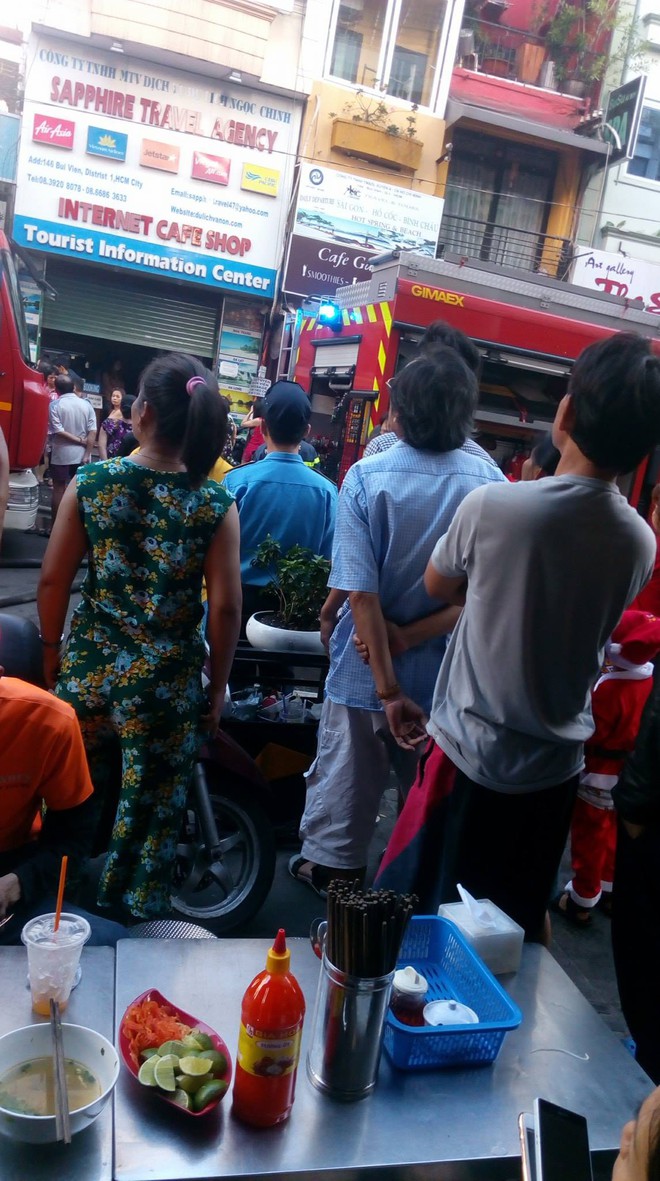 Ph&aacute; cửa giải cứu người phụ nữ mắc kẹt trong căn nh&agrave; bốc ch&aacute;y ở Phố T&acirc;y B&ugrave;i Viện - Ảnh 3.