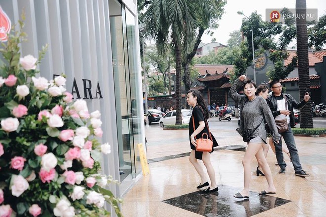 Zara Hà Nội khai trương: Tới trưa khách đông nghịt, ai cũng nô nức mua sắm như đi trẩy hội - Ảnh 10.