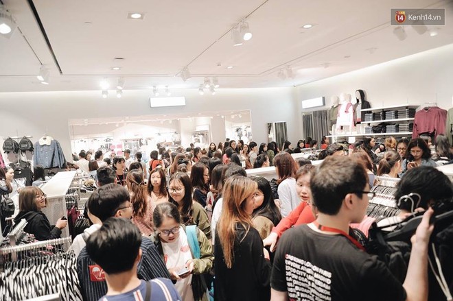 Khai trương H&M Hà Nội: Có hơn 2.000 người đổ về, các bạn trẻ vẫn phải xếp hàng dài chờ được vào mua sắm - Ảnh 20.