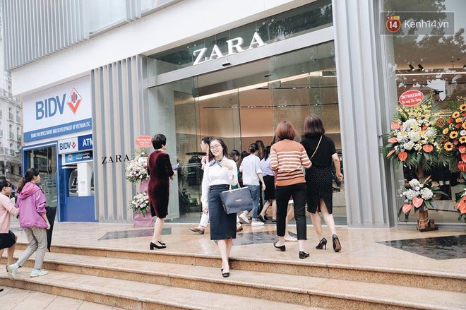 Zara Hà Nội khai trương: Tới trưa khách đông nghịt, ai cũng nô nức mua sắm như đi trẩy hội - Ảnh 11.