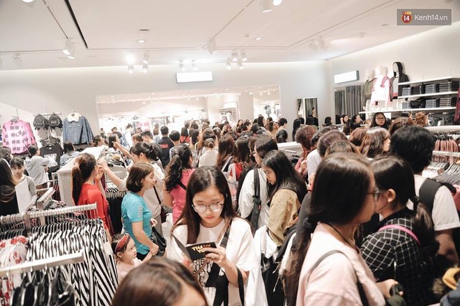 Khai trương H&M Hà Nội: Có hơn 2.000 người đổ về, các bạn trẻ vẫn phải xếp hàng dài chờ được vào mua sắm - Ảnh 21.