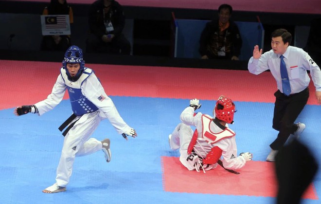 Trọng t&agrave;i d&ugrave;ng mọi c&aacute;ch để v&otilde; sĩ Malaysia... gi&agrave;nh HC v&agrave;ng SEA Games 29 - Ảnh 2.