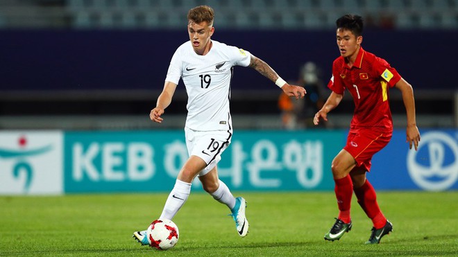 Cầu thủ U20 Việt Nam &ocirc;m đầu, gục xuống s&acirc;n v&igrave; h&ograve;a tiếc nuối - Ảnh 7.