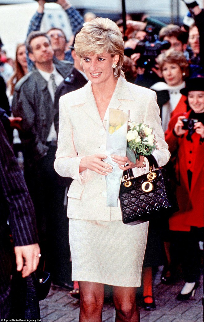 Công nương Diana, fashion icon hoàng gia duy nhất sở hữu đến 2 mẫu túi hàng hiệu đình đám được đặt theo tên mình - Ảnh 5.