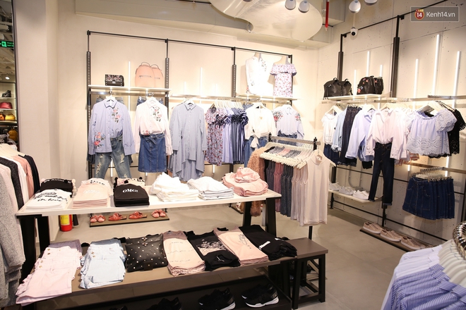 Stradivarius Việt Nam khai trương: Đồ đẹp gi&aacute; si&ecirc;u dễ chịu, &aacute;o ph&ocirc;ng cao nhất chỉ 249.000 đồng - Ảnh 4.