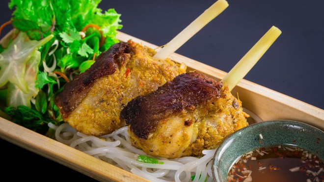 Bất ngờ với hình ảnh món ăn đường phố Hà Nội khi được phục vụ trong nhà hàng sang trọng - Ảnh 5.
