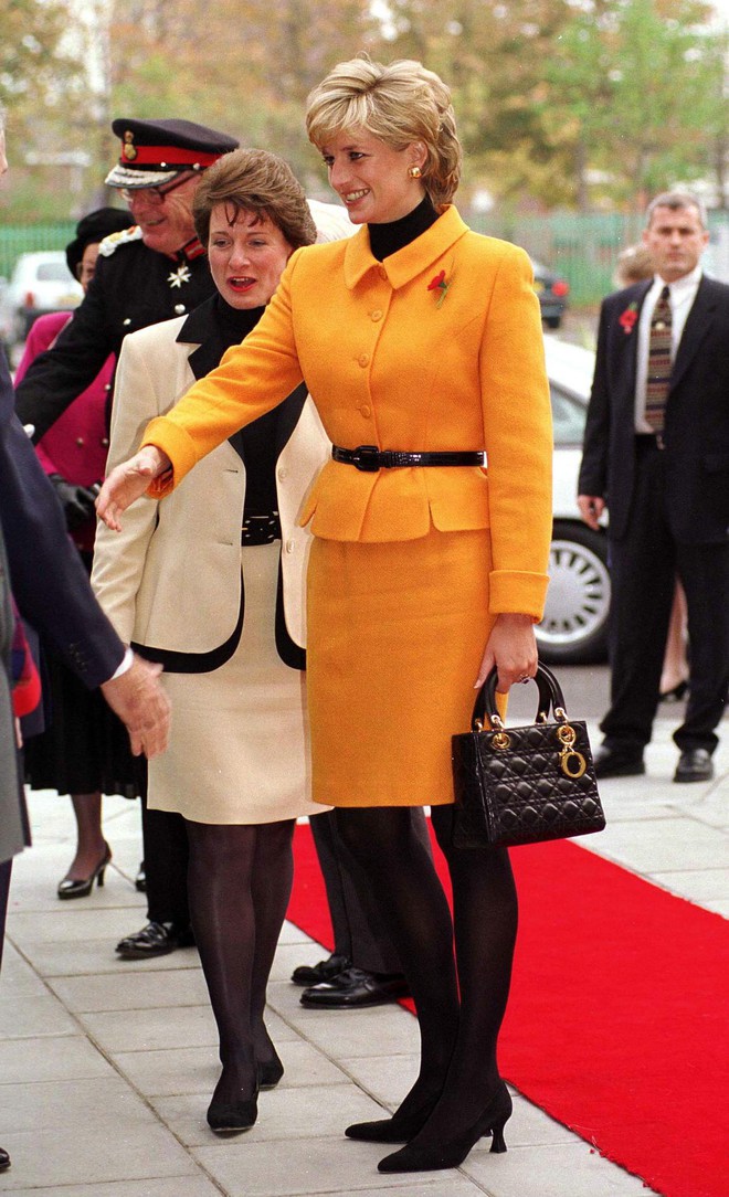 Công nương Diana, fashion icon hoàng gia duy nhất sở hữu đến 2 mẫu túi hàng hiệu đình đám được đặt theo tên mình - Ảnh 7.
