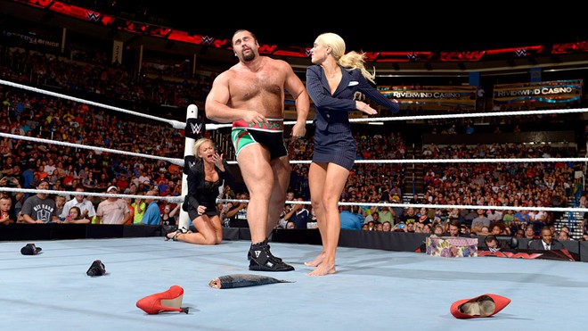 Nữ đ&ocirc; vật WWE khoe đường cong gợi cảm tr&ecirc;n phố - Ảnh 5.