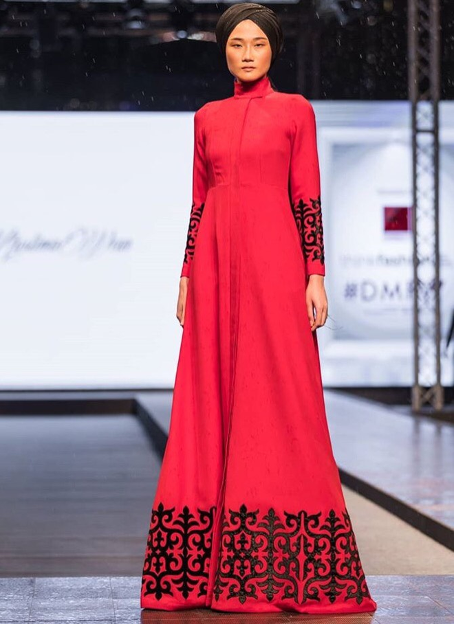 Tưởng theo chồng bỏ cuộc chơi, Kha Mỹ Vân vẫn âm thầm công phá Dubai Modest Fashion Week, nhận cát xê khủng - Ảnh 1.