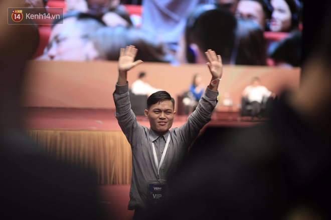 Ch&agrave;ng trai fan cuồng&rdquo; trong talkshow với Jack Ma tiết lộ: Bạn b&egrave; ai cũng n&oacute;i t&ocirc;i giống &ocirc;ng ấy! - Ảnh 2.