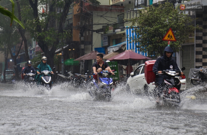 Trẻ em bơi giữa đường phố Sài Gòn sau cơn mưa lớn - Ảnh 10.