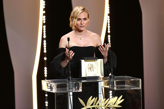Đạo diễn của Những Kẻ Kh&aacute;t T&igrave;nh đ&atilde; l&agrave;m n&ecirc;n lịch sử ở Cannes 70 - Ảnh 3.