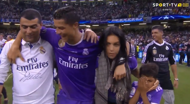 Người đẹp Georgina xuống sân hôn chúc mừng Ronaldo sau chiến tích lịch sử - Ảnh 5.