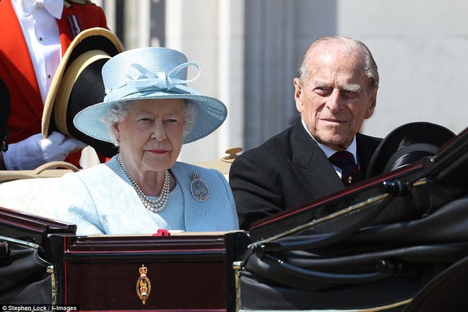 Anh em Hoàng tử nhí tinh nghịch trong lễ mừng sinh nhật thứ 91 của Nữ hoàng Anh - Ảnh 10.