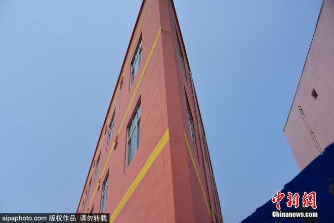 Cứ thi thoảng các kiến trúc sư Trung Quốc lại khiến cho người ta hoảng hồn bởi những tòa nhà mỏng tang như tờ giấy - Ảnh 2.
