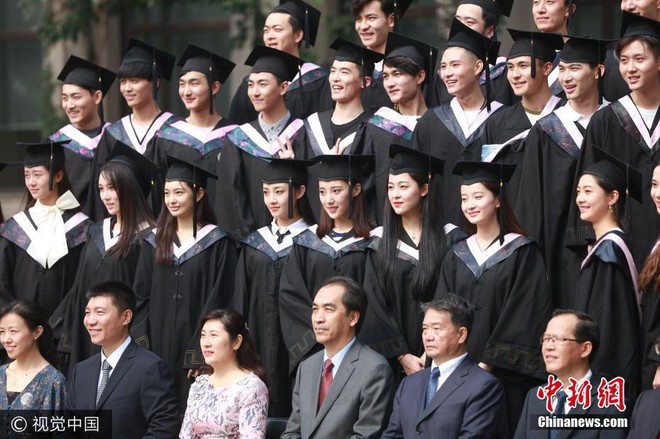 Dàn trai xinh gái đẹp xuất hiện ở từng ngóc ngách tại buổi lễ tốt nghiệp của trường nghệ thuật hàng đầu Trung Quốc - Ảnh 1.