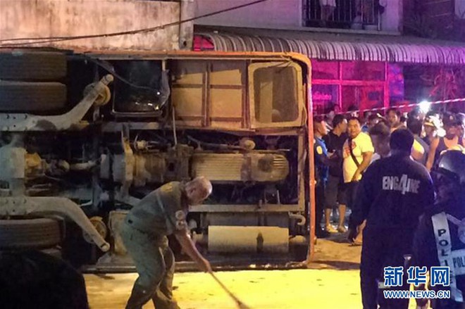 Phanh gấp, xe chở đoàn du khách Trung Quốc tại Thái Lan lật nhào trên đường khiến 2 người chết thảm - Ảnh 4.