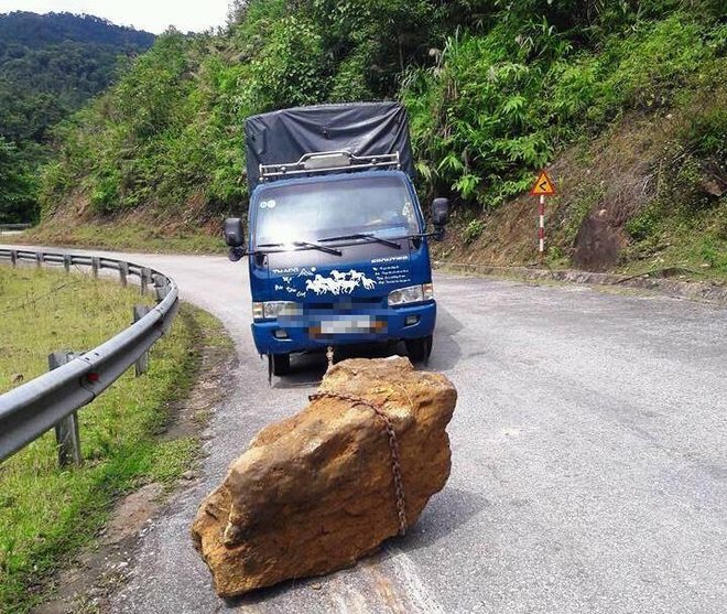 Hành động đẹp: Sợ các phương tiện bị tai nạn, nam thanh niên dùng xe tải di chuyển tảng đá lớn nằm chình ình giữa đường - Ảnh 1.