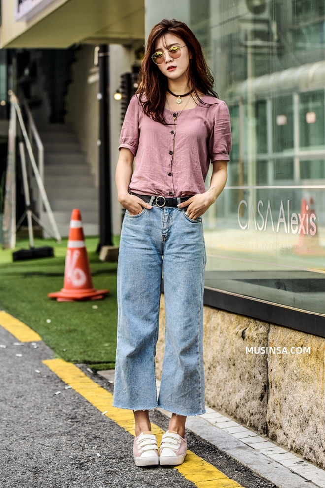 Mặc đẹp đơn giản:  mix áo phông và chân váy thành street style đẹp mê ly của giới trẻ Hàn - Ảnh 3.