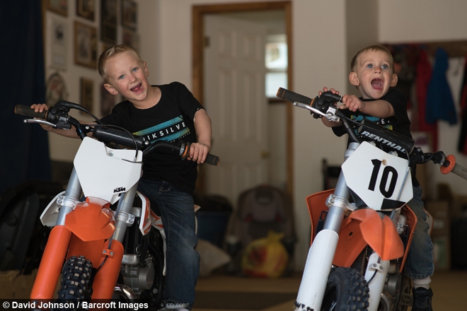 Biker nh&iacute; chất chơi mới 4 tuổi đ&atilde; chinh phục được con ngựa sắt bất kham mang t&ecirc;n ph&acirc;n khối lớn - Ảnh 5.