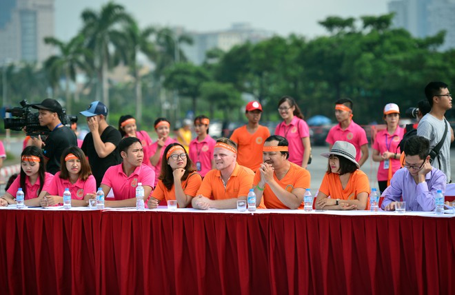 H&agrave;ng ng&agrave;n sinh vi&ecirc;n xuống đường đi bộ v&igrave; nạn nh&acirc;n da cam - Ảnh 3.