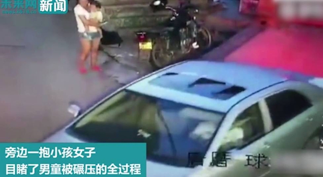 Bế con nhỏ đứng nhìn bé trai bị ô tô chèn qua người, bà mẹ trẻ không thèm biểu lộ cảm xúc - Ảnh 4.