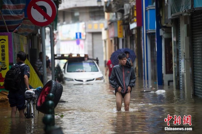 Chùm ảnh: Người dân Trung Quốc hoảng loạn chống chọi với siêu bão mạnh nhất trong năm - Ảnh 4.