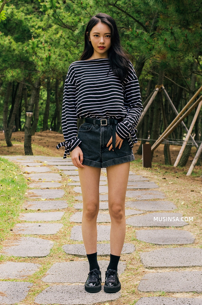 &Aacute;o ph&ocirc;ng, quần jeans, layering - 3 yếu tố đinh trong c&aacute;ch mix đồ chớm thu của giới trẻ H&agrave;n - Ảnh 1.