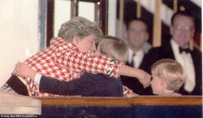 Chùm ảnh: Những khoảnh khắc hạnh phúc và ngọt ngào của Công nương Diana bên các con - Ảnh 6.