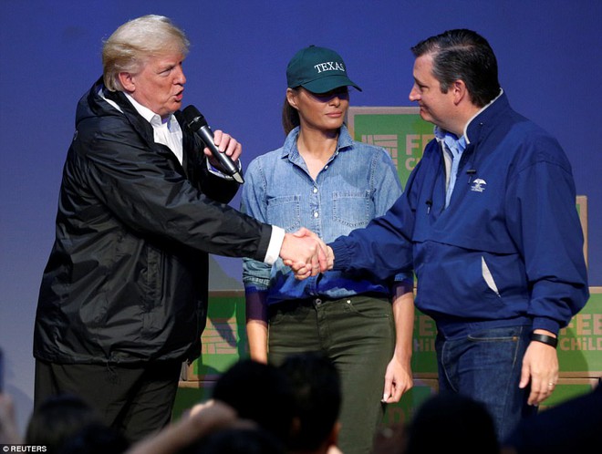 Đệ nhất phu nhân Melania Trump giản dị cùng chồng tới thăm người dân Texas sau bão Harvey - Ảnh 3.