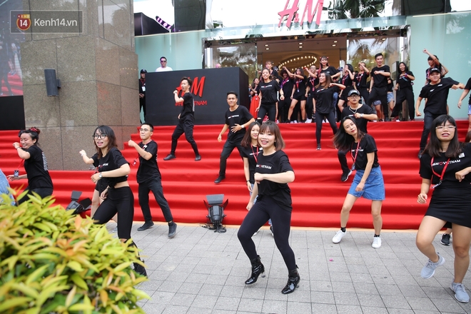 Đội ngũ nhân viên H&M Việt Nam chào sân với tiết mục nhảy tập thể có một không hai trong ngày khai trương - Ảnh 8.
